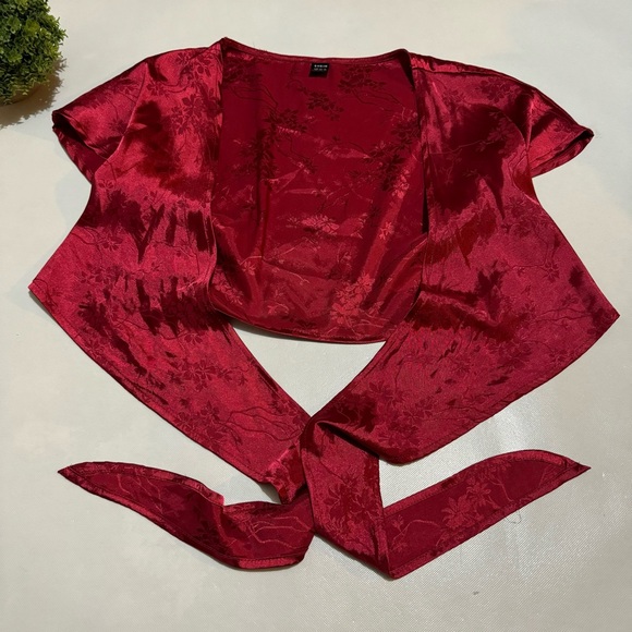 Red Floral‎ Satin Christmas Holiday Festive Shrug Cropped Jacket Women’s Size XS - Picture 1 of 3